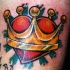 Le tatouage de cœur coloré en couronne