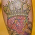 cuore realistico incoronato sulle mani tatuaggio