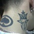 tatuaje en la nuca de rey en corona