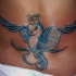 uccello blu incoronato tatuaggio sulla parte bassa sulla schiena