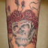 cranio con corona di rose tatuaggio