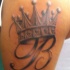 tatuaje de monograma coronada