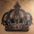 Corona reale tatuaggio sul collo