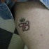 budweiser corona tatuaggio sulla gamba
