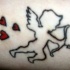 el tatuaje de la silueta de un cupido con corazones