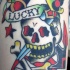 tatuaje clásico de cráneo apuñalado con una daga Lucky