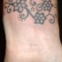 Tatuaggio delicato sul polso i fiori