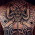 tatuaje en toda la espalda de demonio biomecánico