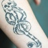 Le tatouage du symbole avec un serpent de la morte