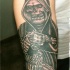 tatuaje en el brazo de la Muerte con pistola y daga