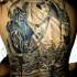 Le tatouage de tout le dos avec la  morte en prenant la vie