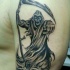 tatuaje en el hombro del ángel de la muerte mirándote