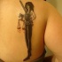 Le tatouage de la morte femme avec une balance