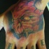 Tatuaggio sulla mano la testa del diavolo terribile