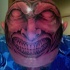 Le tatouage sur la tête avec un gros démon riant