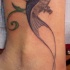tatuaje en el tobillo de colibrí detallado