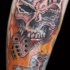 cranio con i dadi nella fiamme tatuaggio