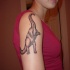 El tatuaje de un apatosaurio en el hombro o brazo en color negro