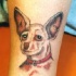 Le tatouage de petit chien aux oreilles de chauve souris