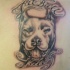 tatuaje en tinta negra de pitbull