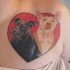 tatuaje colorido de dos perros en el corazón