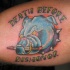 tatuaje colorido en el brazo de perro Muerte antes del deshonor