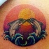 Simpático tatuaje los delfines besándose al fondo de la puesta del sol