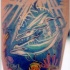 Tatuaje en color dos delfines en el fondo del mar