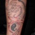 tatuaje incompleto de dragón con yin yang