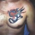 Tatuaje en pecho de dragón  a color