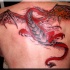 Tatuaje de un dragón rojo volando