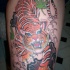 Tatauje en color con tigre rugiendo y otros elementos