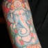 tatuaje colorido de ganesha del oriente indú