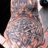 Tatuaggio perfetto sulla mano il demone con la stella e la croce sulla fronte