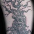 Tatuaje del árbol malicioso con la imagen del cráneo en él