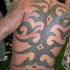 tribale largo sulla schiena tatuaggio