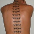 Tatuaje imitando huesos de columna vertebral