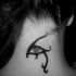 stile tribale occhio verde tatuaggio sulla nuca