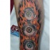 Le tatouage de bras avec les yeux en flamme