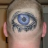 Tatuaje en nuca de un ojo