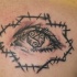 Tatuaje de ojo con tracería de palos