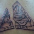 occhio che vede di horus in treangolo tatuaggio
