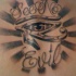 Le tatouage d’œil de Ra avec une écriture See no evil