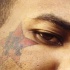 Tatuaje en la cara, dos letras en la estrella roja