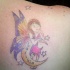 Tatuaje de una hada apoyando sobre luna