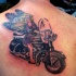 fata sul motorino bellissimo tatuaggio sulla schiena