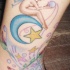 Tatuaje de hada en luna, estrellas de una rosa