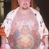 Tatuaggio grande sulla pancia l'uomo allegro come Budda
