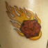 Le tatouage de dés en flamme