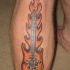 chitarra in fiamme tatuaggio colorato